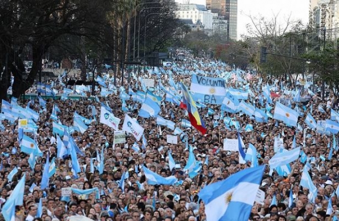 Argentinada böhranla mübarizə - DEPUTATLARIN MAAŞI DONDURULDU | FED.az