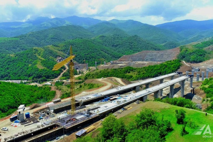 Azərbaycanda ilk dəfə avtomobil yolunda dərə üzərində körpü inşa edilir - FOTO - VİDEO | FED.az