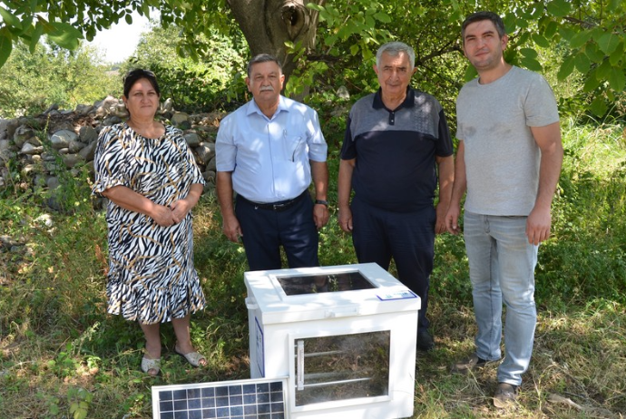 Azərbaycanda bal arılarının gənələrdən təmizlənməsi üçün - Qurğu Hazırlanıb | FED.az