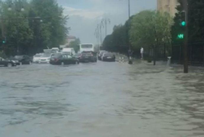 Bakıda yağışdan sonra maşınlar su altında qaldı - VİDEO | FED.az