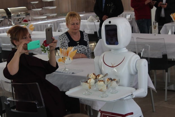 İstanbul restoranında ofisiantları -  ROBOTLAR ƏVƏZLƏDİ | FED.az