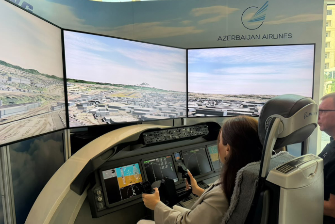 “Boeing 787 Dreamliner” uçuş simulyatoru nümayiş olundu - FOTOLAR | FED.az