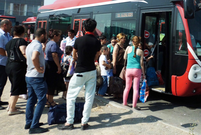 “BakuBus”ın qarajında 500 avtobus var - CAMAAT SAATLARLA GÖZLƏYİR - FOTO | FED.az