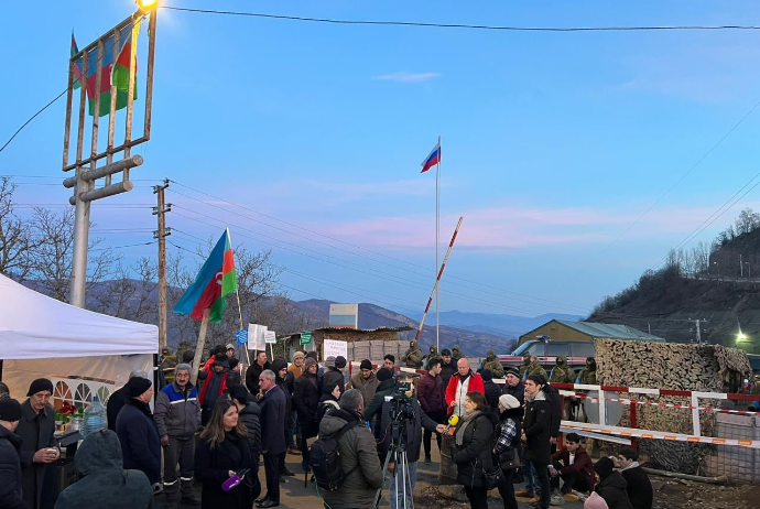 Azərbaycanlıların dinc etiraz aksiyası dördüncü gündür davam edir - FOTO | FED.az