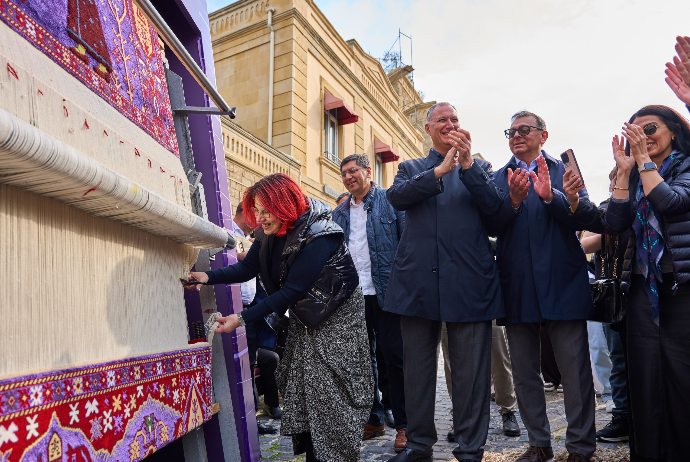 Azercell Beynəlxalq Xalça Festivalında “Minlərlə ilmə, bir güc” xalçasını təqdim etdi - FOTOLAR | FED.az