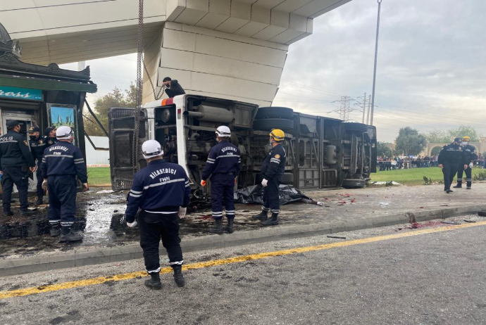 Bakıda yük maşını avtobusa çırpılıb, 5 nəfər ölüb, 13 nəfər yaralanıb - FOTO | FED.az