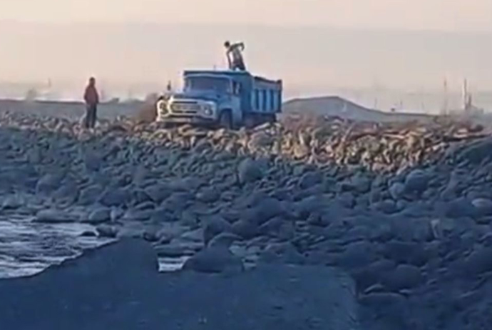 Çaydan qum-çınqıl daşıyanlar cəzalandırıldı - VİDEO | FED.az