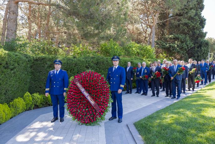 AZAL kollektivi və mülki aviasiyanın digər nümayəndələri Fəxri xiyabanı ziyarət edib | FED.az