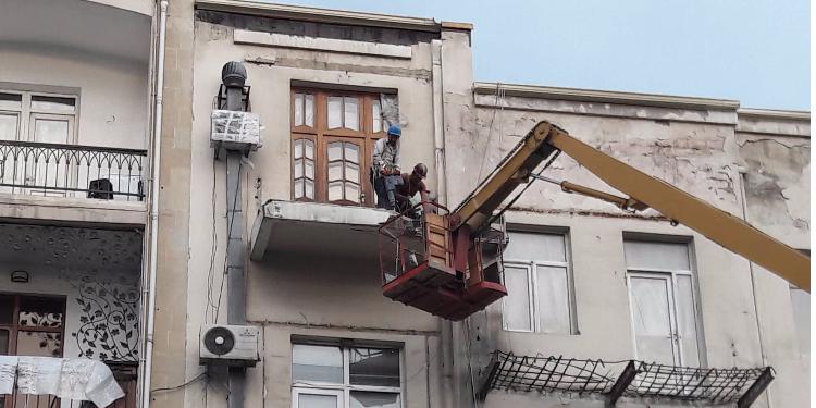 Bakının mərkəzi küçələrində “balkon”lar sökülür - FOTO | FED.az