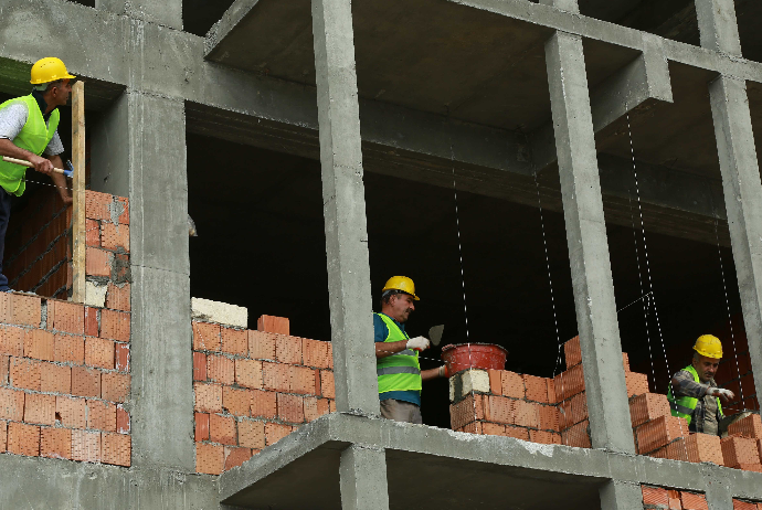 "Fəhlələri tikintidə qanunsuz işlədən şəxslər 454 min manat çərimələnib" | FED.az