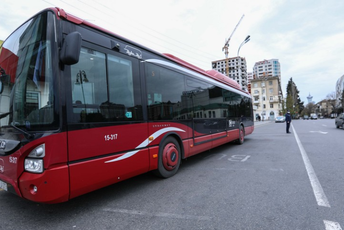 Avtobuslarda gediş haqqının dəyişdirilməsi - MÜZAKİRƏ OLUNMUR | FED.az