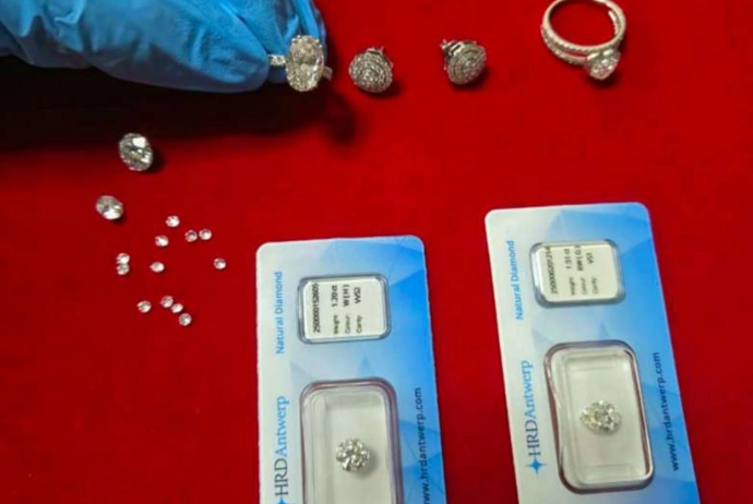 13 karatlıq brilyant qaşları və 13 qram qızılları qanunsuz keçirmək istədilər | FED.az