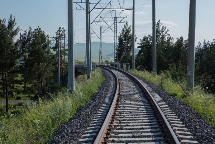 Azərbaycanda dəmir yolu nəqliyyatında yükdaşıma 2% azalıb, sərnişindaşıma 40% artıb | FED.az