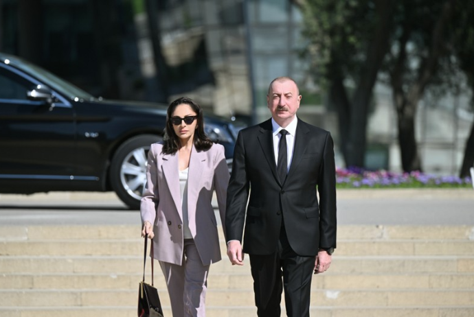 İlham Əliyev və Mehriban Əliyeva faşizm üzərində Qələbə uğrunda mübarizədə həlak olan Azərbaycan övladlarının xatirəsini anıblar