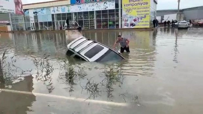 Bakıda ticarət mərkəzini su basdı: maşın suya qərq oldu - VİDEO | FED.az