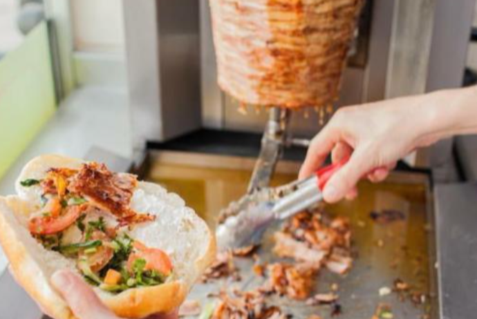 Toyuq dönərinə tələbat ARTDI - Ət dönərində xəstəlik təhlükəsi var? - VİDEO | FED.az