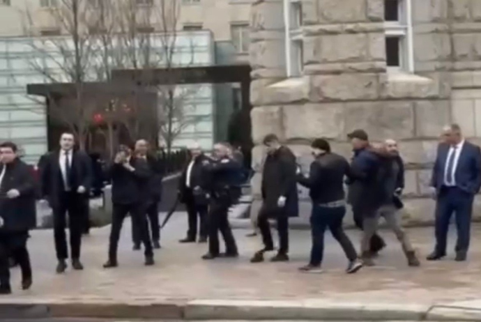 Azərbaycanın ABŞ-dakı səfirliyi: Etirazçılar Prezidentin avtomobilinə hücum etməyə cəhd ediblər | FED.az