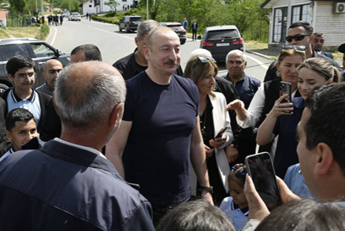 Prezident Kəlbəcər şəhərinin sakinləri ilə görüşüb, onlara mənzillərin açarlarını təqdim edib