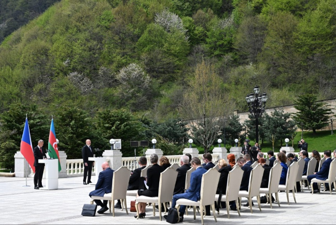 İlham Əliyev: "Azərbaycan Çexiyaya qonşu ölkələrə təbii qaz ixrac edir" | FED.az