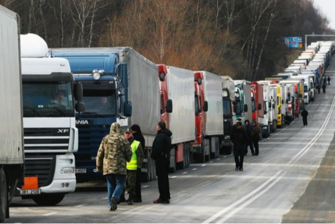 Azərbaycan-Gürcüstan sərhədində böyük sayda yük maşını gözləyir | FED.az