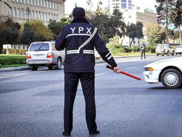 Sürücüyə kobudluq edən yol polisi - İŞDƏN QOVULUB | FED.az