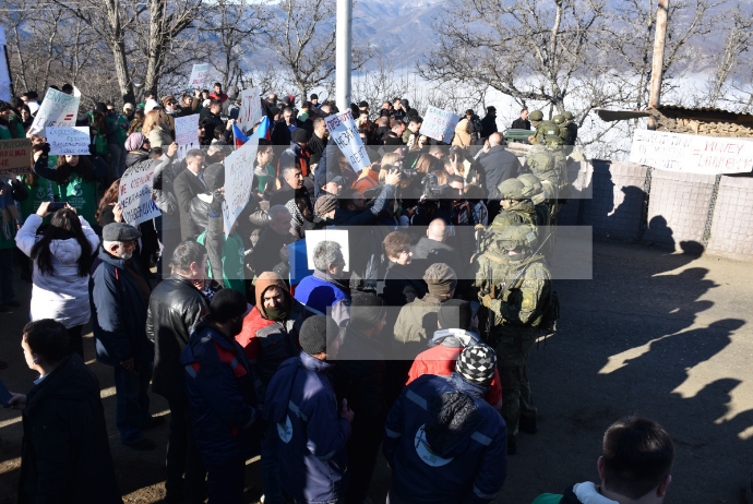 Xankəndi-Laçın yolunda aksiya davam edir - Aksiya iştirakçıları gecə fləşmob keçirib | FED.az