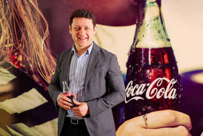 "Coca-Cola"nın 8 ölkə üzrə PR direktoru vəzifəsinə azərbaycanlı - Təyin Edildi | FED.az