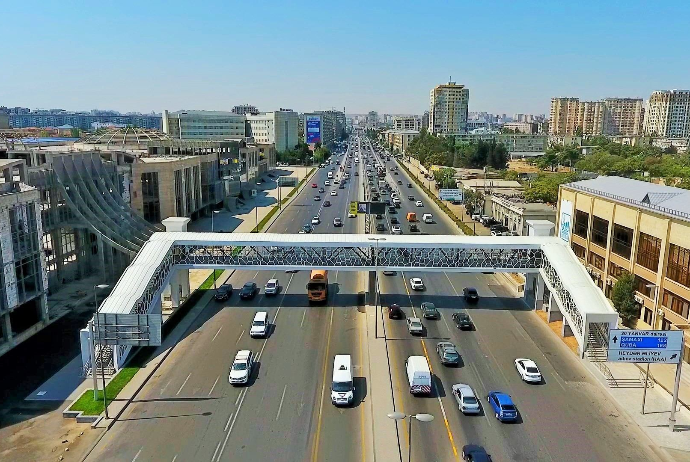 Bakıda daha bir yeni yerüstü piyada keçidi inşa edilib - FOTO | FED.az