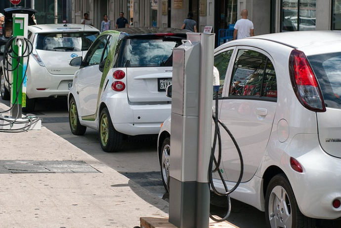 Elektrik enerjisi doldurma yerlərində parklanmaya görə cərimənin 2 dəfə artırılması təklif olunub | FED.az