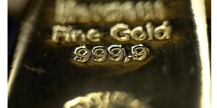 Золото поднялось до трехнедельного максимума на снижении доллара | FED.az