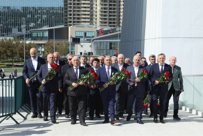 "AzərEnerji" və "Azərişıq" rəhbərliyi şəhidləri xatirəsini andı | FED.az