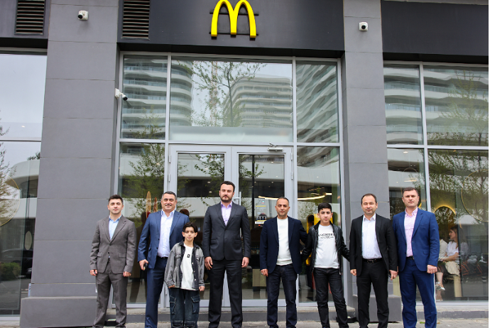 “McDonald’s Azərbaycan” dünya çempionu olan gənc karateçini dəstəklədi - FOTOLAR | FED.az