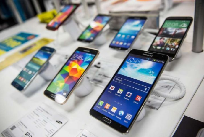 Azərbaycana xaricdən gətirilən smartfonlar - KƏSKİN BAHALAŞDI – YENİ QİYMƏTLƏR  | FED.az