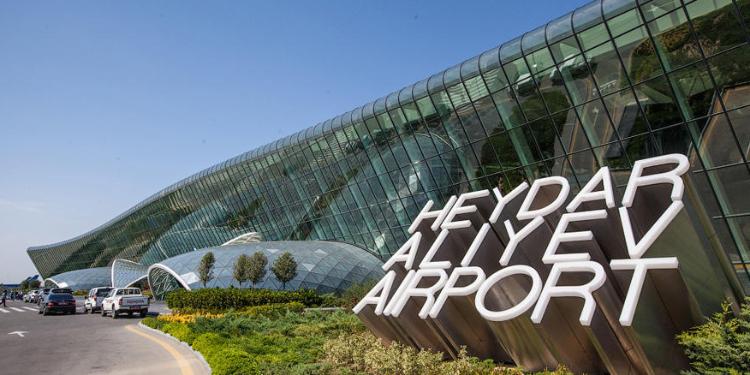 Bakı aeroportunda sərhəddən keçməklə bağlı problem yaranıb - FOTO | FED.az