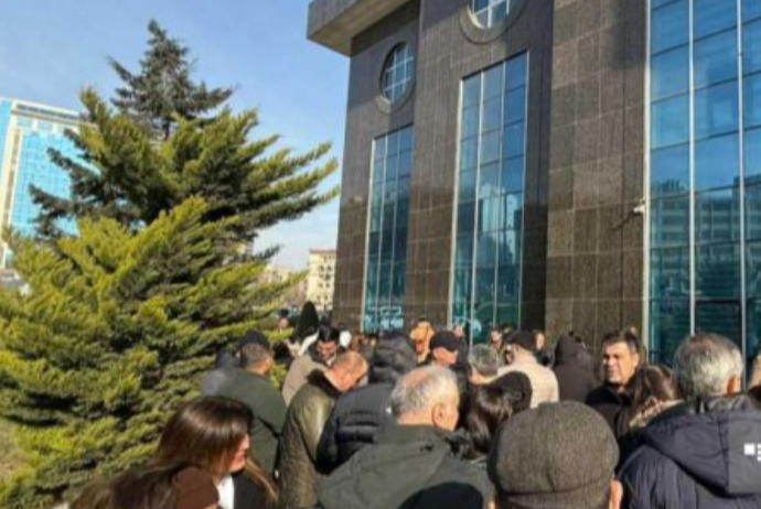 Müxtəlif rayonlarından olan stomatoloqlar TƏBİB-in qərarına etiraz edir | FED.az