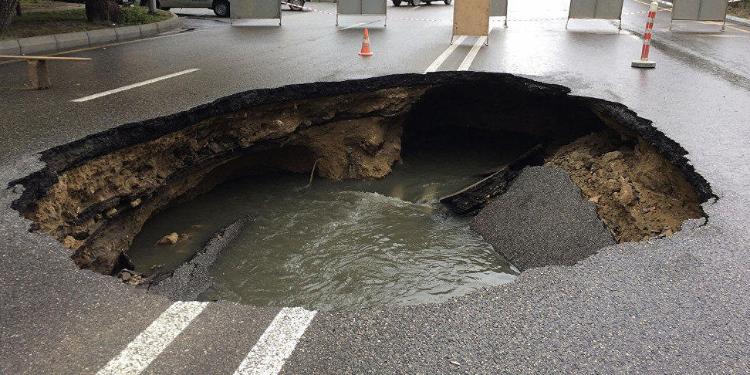 Xırdalanda yol çökdü, yük maşını çuxura düşdü | FED.az