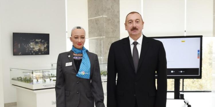 Azərbaycan prezidenti dünya şöhrətli robot “Sofiya” ilə tanış olub - FOTOLAR | FED.az