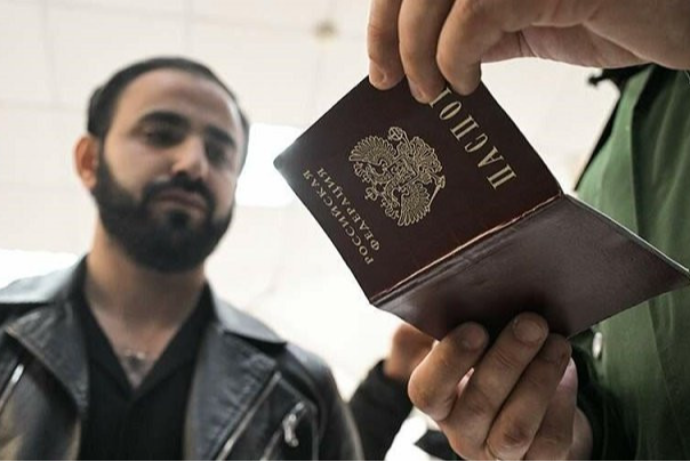 Rusiyada əmək miqrantlarına iş yerlərini dəyişdirmək qadağan ediləcək | FED.az