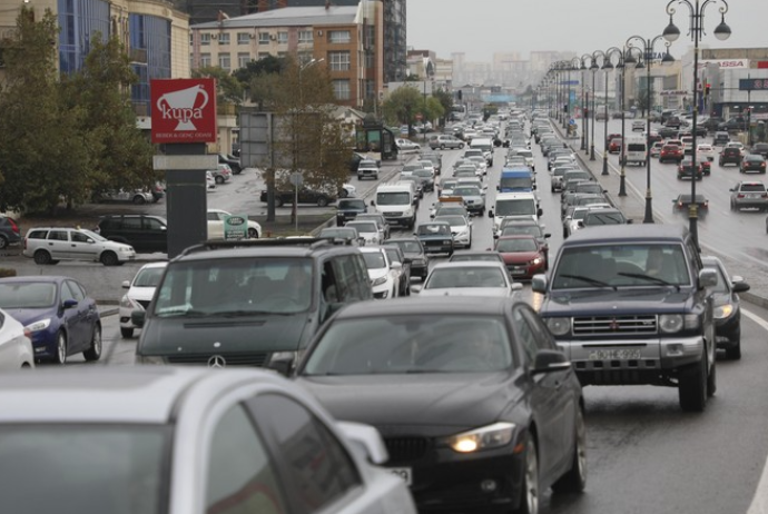 “Banklar və bəzi qurumlar bazar günü işləsin” - Tıxacın həlli üçün təklif | FED.az