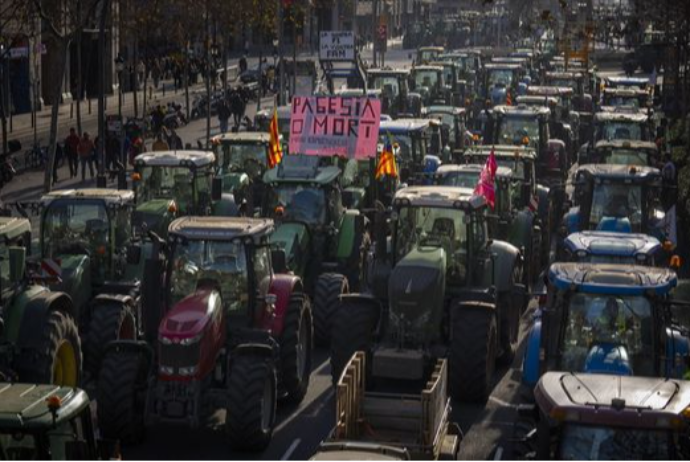 Fermerlər 27 min traktorla yollara çıxdı, hərəkət iflic oldu | FED.az