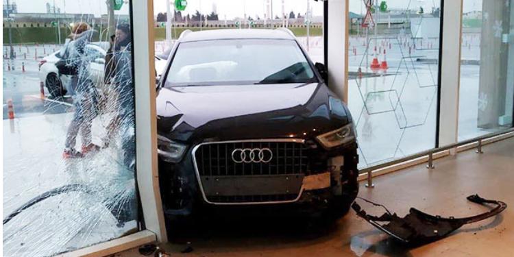 Bakıda “Audi” avtomobili "Bravo"ya girdi  | FED.az