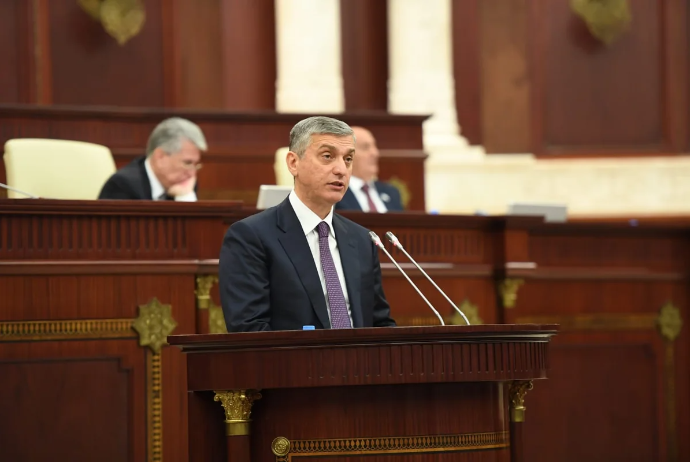 Vüqar Gülməmmədov Milli Məclisdə hesabat verir | FED.az