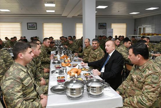 Prezident Beyləqandadır - Əsgərlərlə yemək yedi - FOTO (YENİLƏNİR)