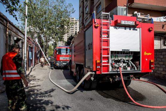 Binada yanğın olub, köməyə gələn 4 polis tüstüdən zəhərlənib