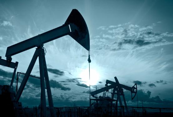 Цены на нефть снизились на 1% из-за роста запасов в США