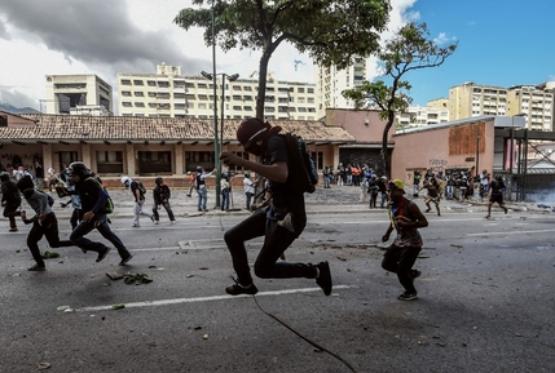 Venesuelada qarşıdurma: 50 yaralı var, 83 nəfər saxlanıldı