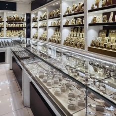 Mərkəzi Univermağın «qızıl dövrü»: «1200 manatlıq üzük 2000 manat olub, amma qızıl alan yoxdur» - REPORTAJ | FED.az