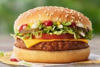 “McDonald’s” məhkəməyə verilib: “Burgerlər reklamda göstəriləndən kiçikdir”