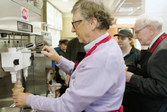 Посетителей закусочной обслуживают Гейтс и Баффет — богатейшие люди планеты