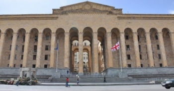 Tbilisidə etirazçılar Gürcüstan parlamentinə girişləri - BAĞLAYIBLAR